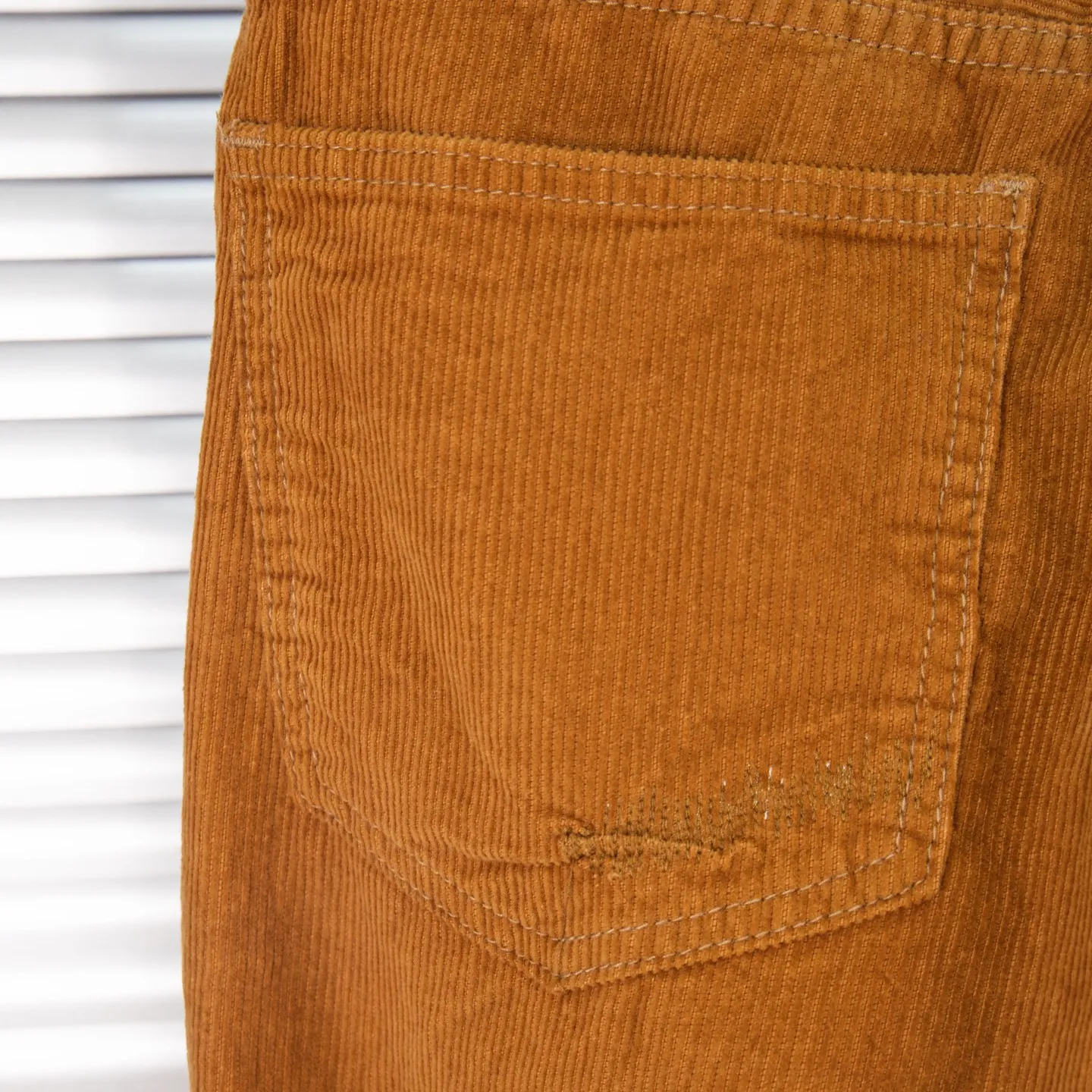 P240 Chrome Hearts Gallery 2025 corduroy spliced ​​multi-pocket couple bootcut jeans are a hot trend this season and are sought after by countless celebrities and fashionistas. The neat details of the cutting process add color to the playful fashion! The neat and meticulous design, and the well-fitting structure is unique. The upper body not only has outstanding recognition, but also looks younger and younger. A style with the ultimate wearing meaning and performance, gorgeous color matching, and the craftsmanship of this style is also extremely extraordinary. After the finished product is washed, it is disassembled and hand-made with sheepskin cross leather and then spliced ​​together to complete. The whole piece has too many craftsmanship to describe. It is decorated with patchwork cross flowers and high-waisted washed jeans! ! Absolutely high-end luxury product, a god-level single product, a super popular product, made by top heavy industry, a magic weapon that cannot be missed to hit the streets. Style number: 1847 Size: 28 30 32 34 36 Color: yellow